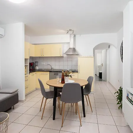 Holiday home Stunning In With Kitchen